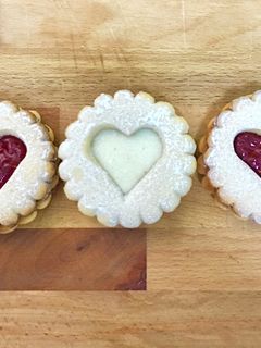 Una foto de Galletas de mantequilla rellenas con leche condensada con coco y mermelada🍓🍪🍦