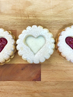 Foto principal de Galletas de mantequilla rellenas con leche condensada con coco y mermelada🍓🍪🍦