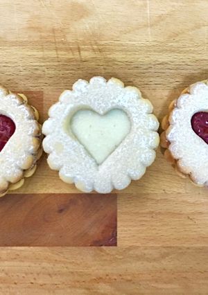 Foto principal de Galletas de mantequilla rellenas con leche condensada con coco y mermelada🍓🍪🍦