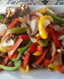 Carne de res con pimientos y cebolla