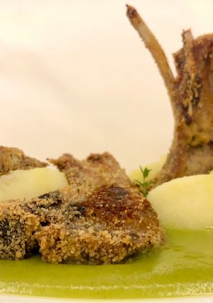 Foto di Costolette di agnello al forno su crema di zucchine e quenelle di patate