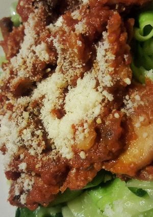 Foto principal de Tallarines de calabacín con tomate y champiñones
