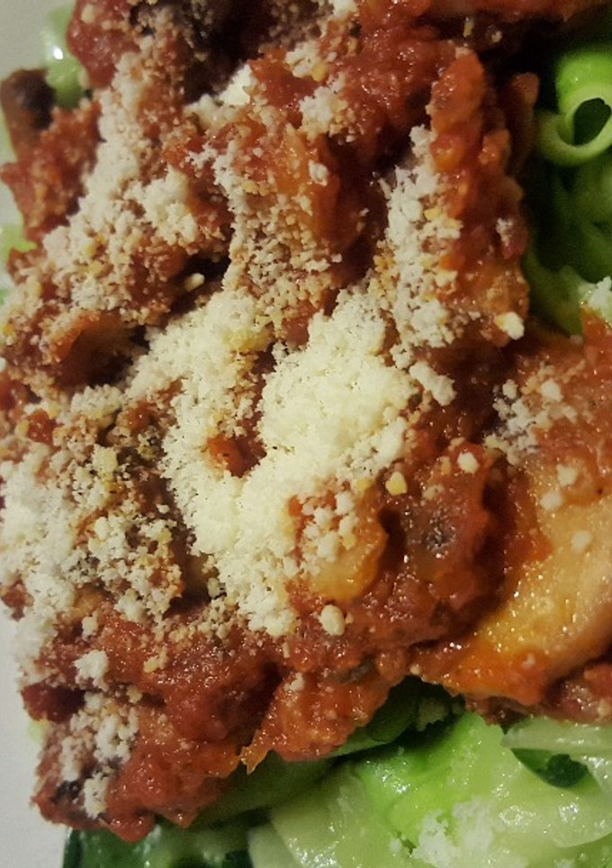 Una foto de Tallarines de calabacín con tomate y champiñones