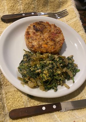 Una foto de Hamburguesa Vegetariana de Calabaza y Zanahoria con Revuelto de Acelga