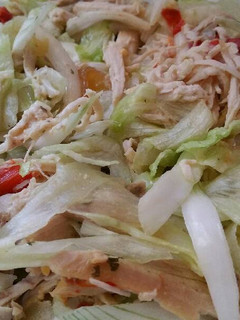 Una foto de Ensalada con restos de pollo asado!!