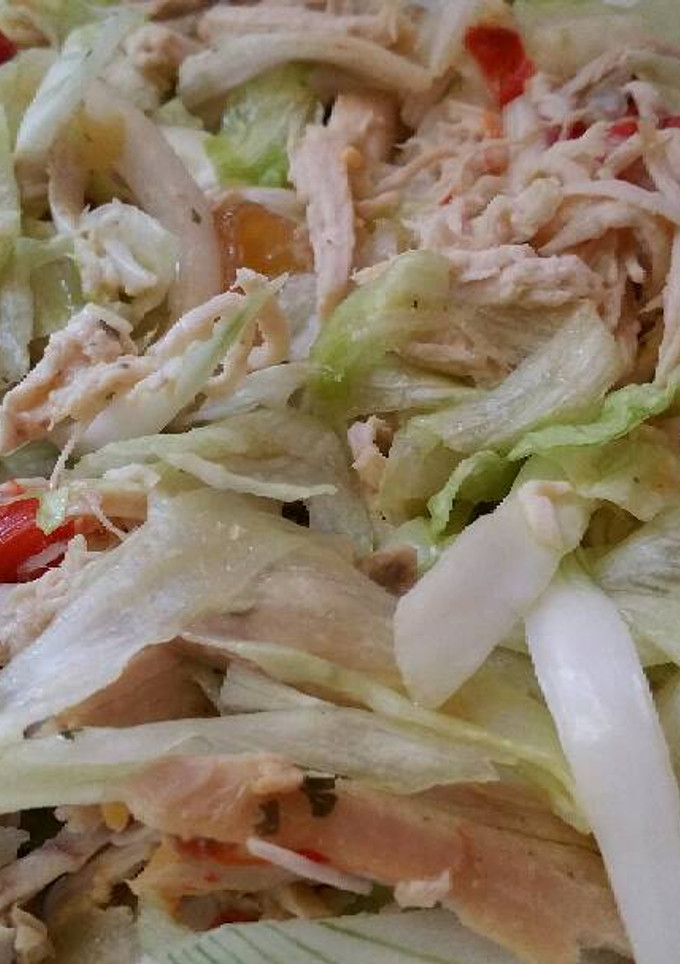 Una foto de Ensalada con restos de pollo asado!!