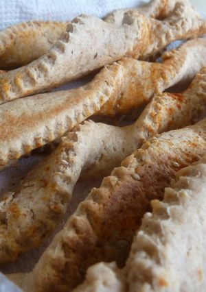 Una foto de Palitos Integrales de Queso y Sésamo