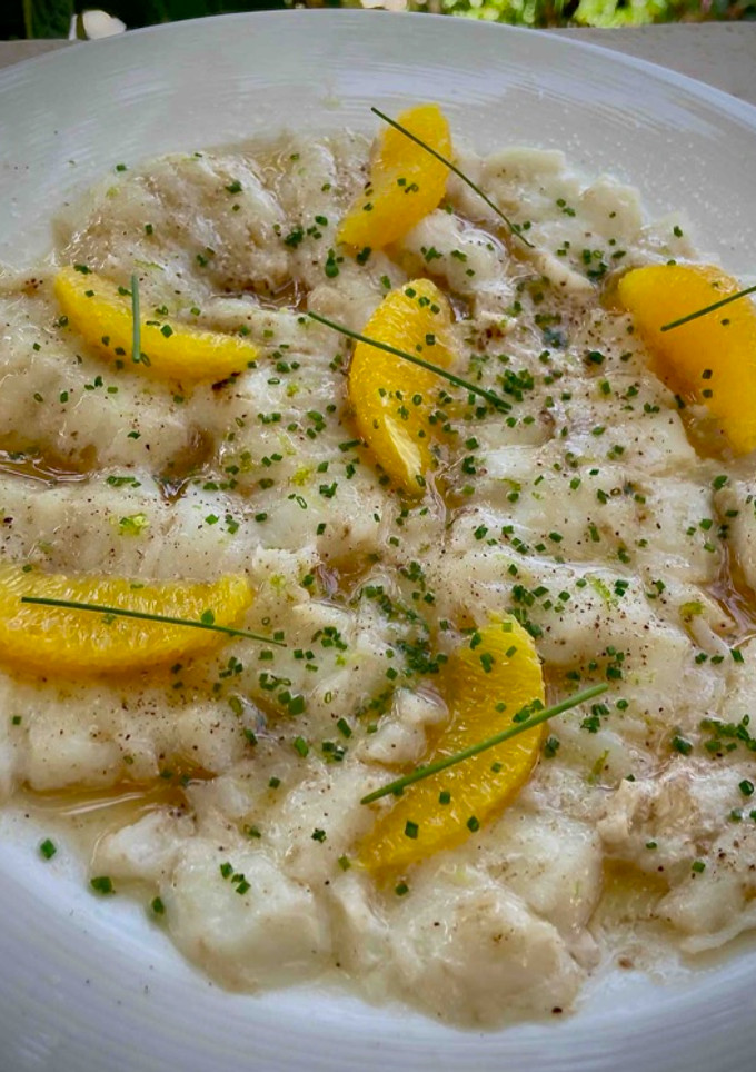 Una foto de Carpaccio de bacalao con naranja