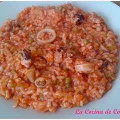 Una foto de Arroz con chipirones y verdura al vino