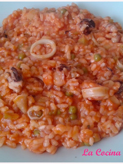 Una foto de Arroz con chipirones y verdura al vino