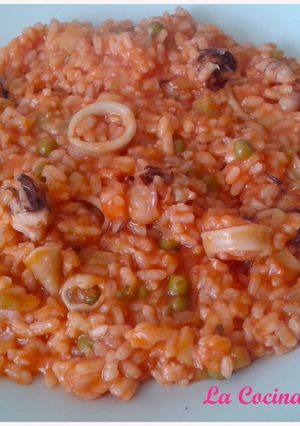 Una foto de Arroz con chipirones y verdura al vino
