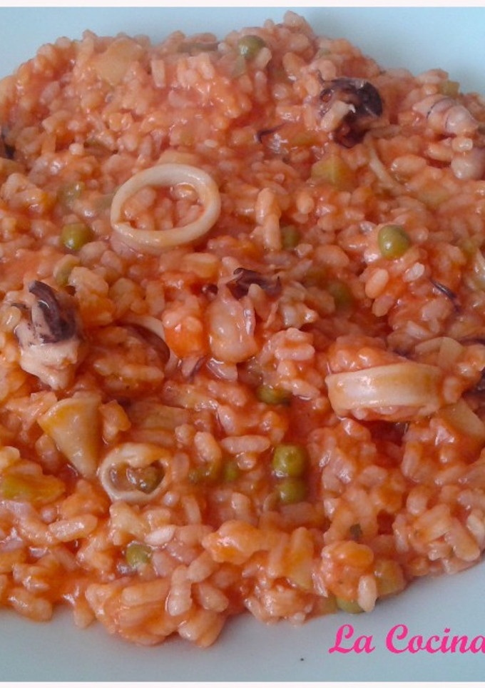 Una foto de Arroz con chipirones y verdura al vino