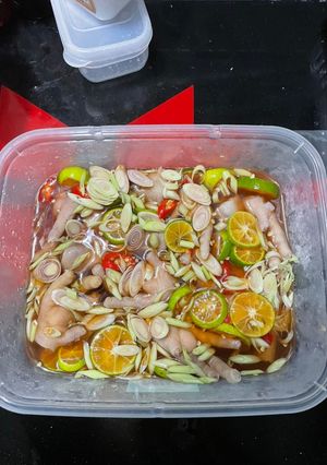 Hình của món Chân gà sả tắc.