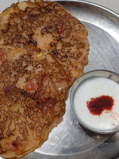 ટોમેટો ઉત્પમ(Tomato Uttapam Recipe in Gujarati) રેસીપી મુખ્ય ફોટો