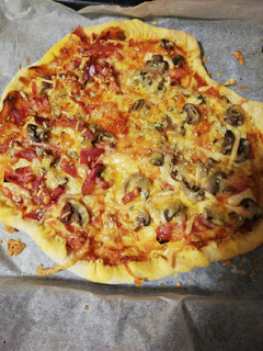 Una foto de Pizza con bordes de queso