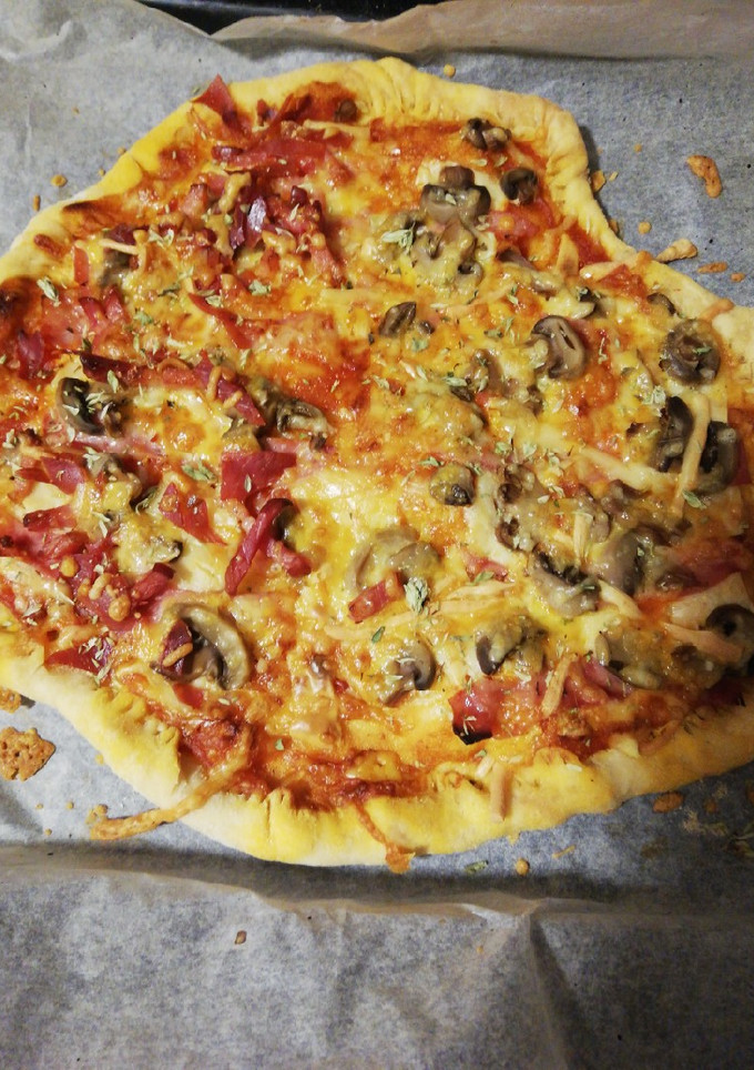 Una foto de Pizza con bordes de queso