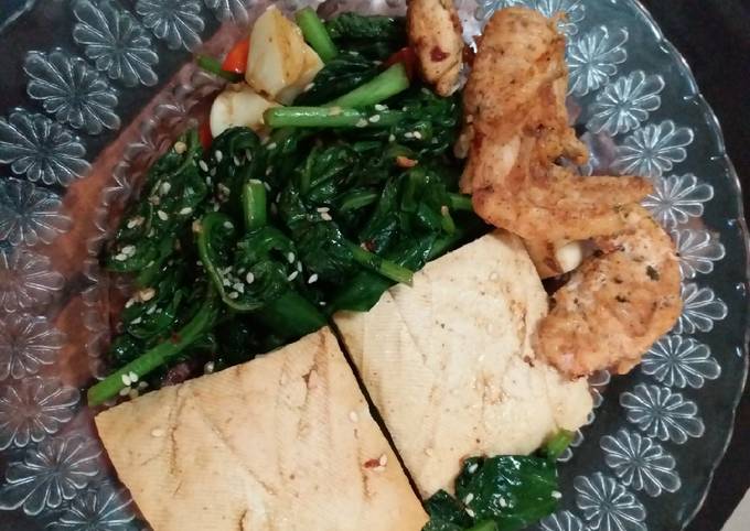 Recipe of Speedy Stir fry kailan with tofu and chicken