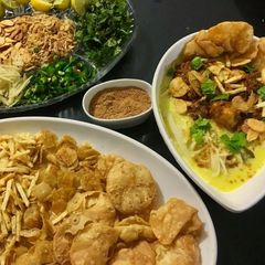 A picture of Chicken Karhi Khao Suey.