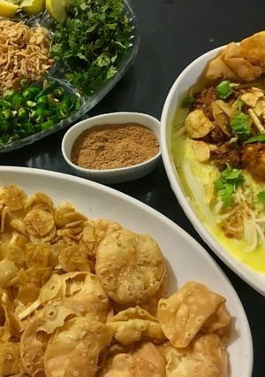 A picture of Chicken Karhi Khao Suey.