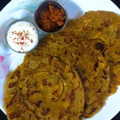 A picture of Punjabi potato laccha paratha.