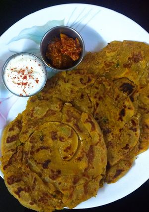 A picture of Punjabi potato laccha paratha.