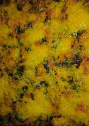 Una foto de Pastel de papas, espinaca y salsa blanca y queso.😍😋😋😋😋😍