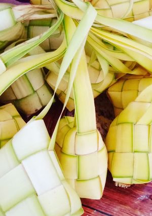 Foto resep Merebus ketupat