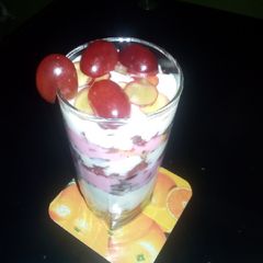 A picture of Yogurt parfait.