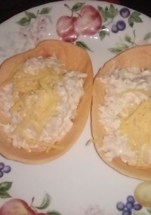A picture of Chicken 🍗 salad in a taco 🌮 bowl.