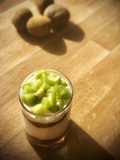 Vasitos de crema de queso skyr con mermelada de tomate casera y kiwi