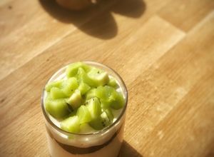 Una foto de Vasitos de crema de queso skyr con mermelada de tomate casera y kiwi