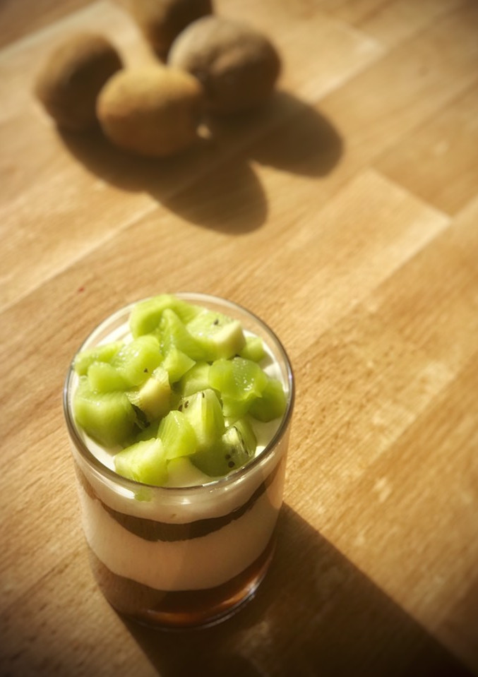 Una foto de Vasitos de crema de queso skyr con mermelada de tomate casera y kiwi