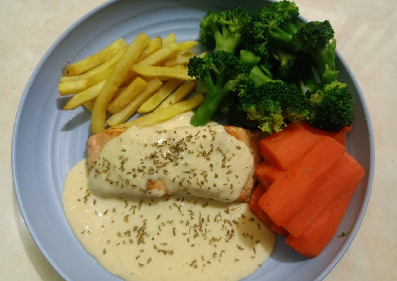 Salmon steak with creamy sauce