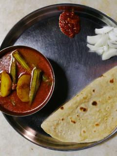 आलू और सहजन की सब्जी (aloo aur sahjan ki sabzi recipe in Hindi) रेसिपी मुख्य फोटो