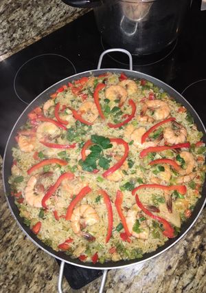 Una foto de Paella pollo y langostinos