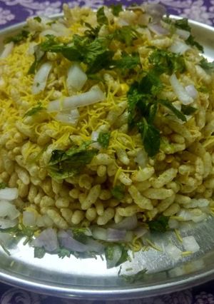 A picture of Bhel puri.