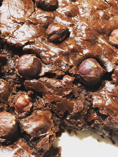 Una foto de Brownie de chocolate con avellanas (receta vegana)