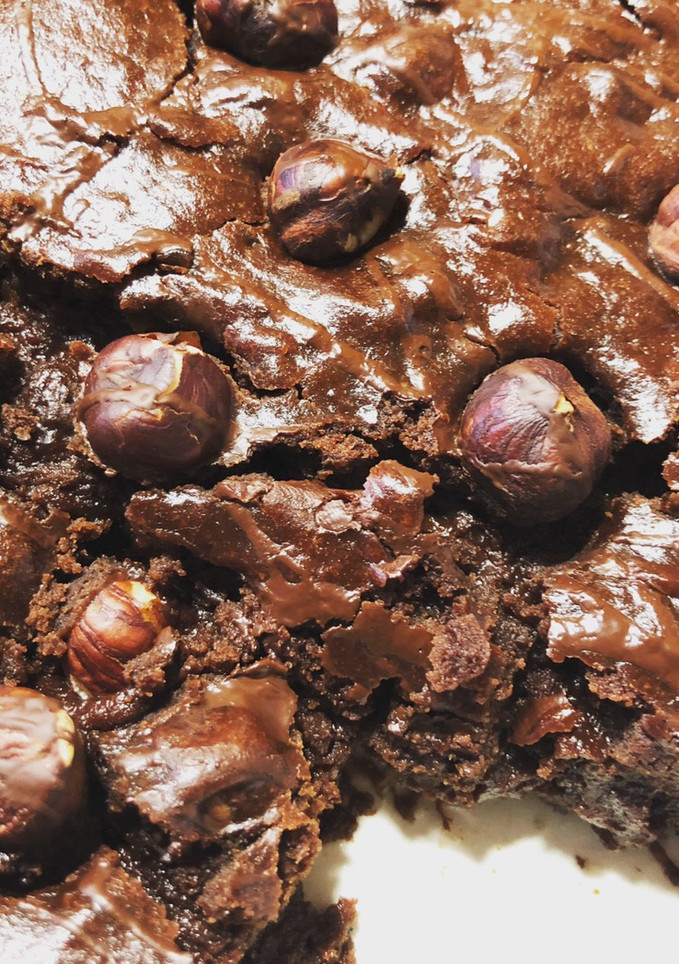 Una foto de Brownie de chocolate con avellanas (receta vegana)