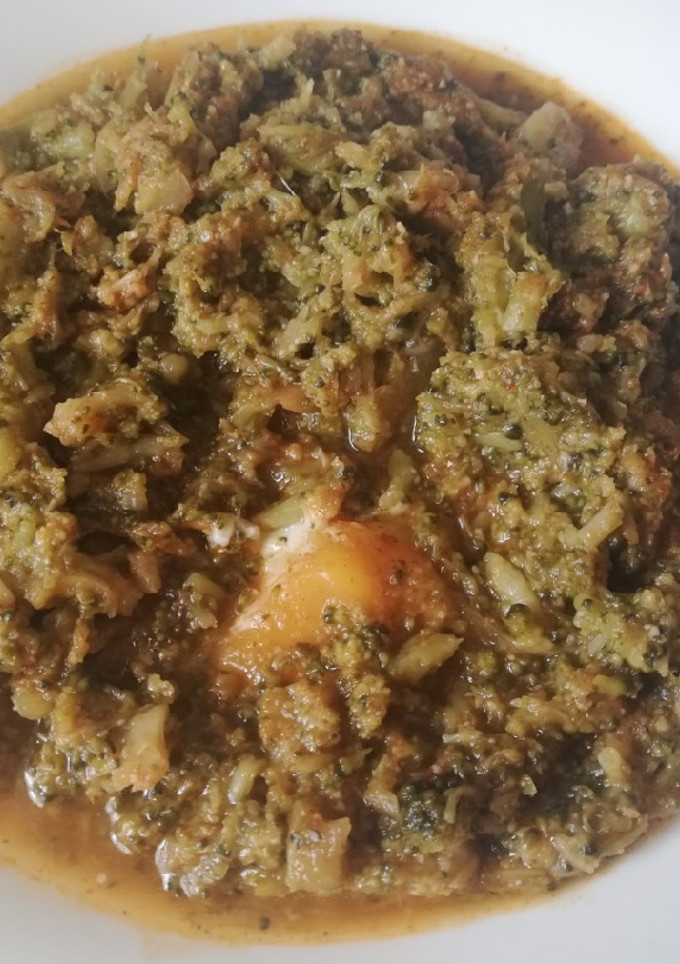 Una foto de Brócoli con albahaca, hierbabuena y huevo cuajado🥦🥚🌿