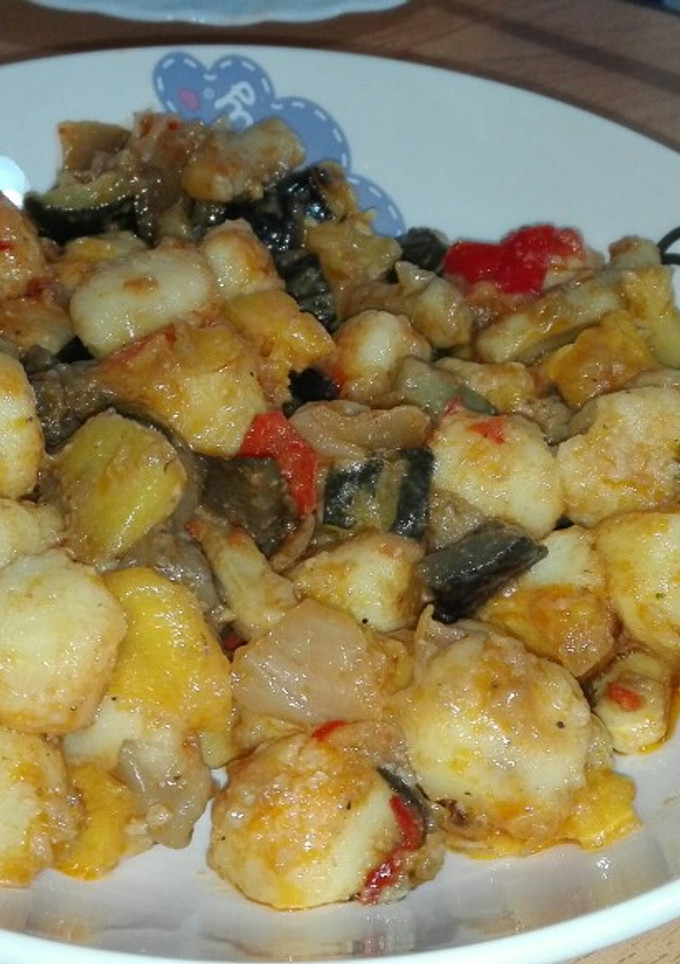 Una foto de Ñoquis con verduras asadas