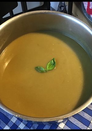 Une photo de Soupe anti gaspi au chou romanesco,fines herbes et pissenlit au bouillon de champignons