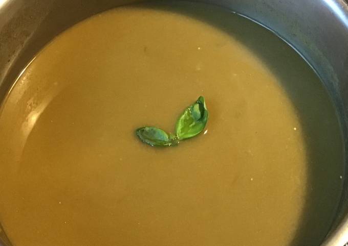 Soupe anti gaspi au chou romanesco,fines herbes et pissenlit au bouillon de champignons
