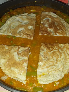 Una foto de Paella de verduras y tortilla