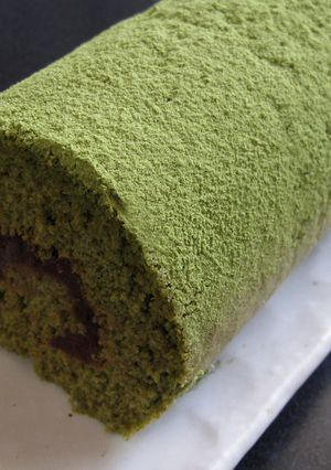 A picture of Matcha & Azuki Roll Cake.
