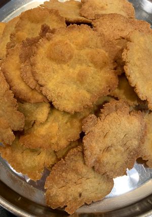 ઘઉંના લોટ ની કડક પૂરી (Wheat Flour Kadak Poori Recipe In Gujarati) રેસીપી મુખ્ય ફોટો