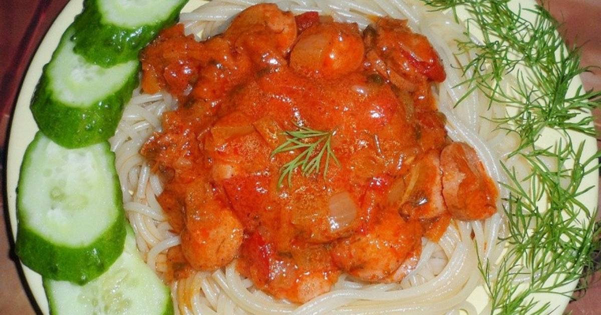 Подлива с сосисками к макаронам с томатной пастой. Макароны с сосисками в томатном соусе. Подлив с сосисками и томатной пастой. Томатная подлива с сосисками к макаронам. Макароны с сосисками на сковороде.