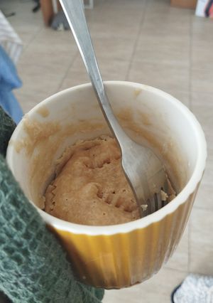 Una foto de Tortita en taza fácil y rápida de vainilla y sin huevo ni manteca