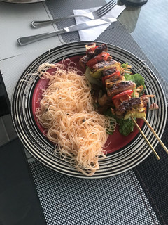 Una foto de Pincho de cerdo con vegetales