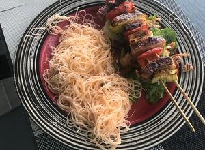 Una foto de Pincho de cerdo con vegetales