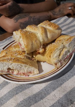 Una foto de Trenzado de mozzarella y salame!